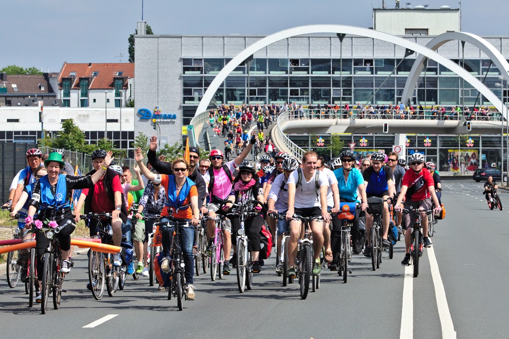 Viele Menschen auf Fahrrädern fahren auf der Autobahn