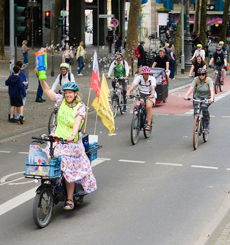 Mehrere Radfahrende bei der Sternfahrt Köln.