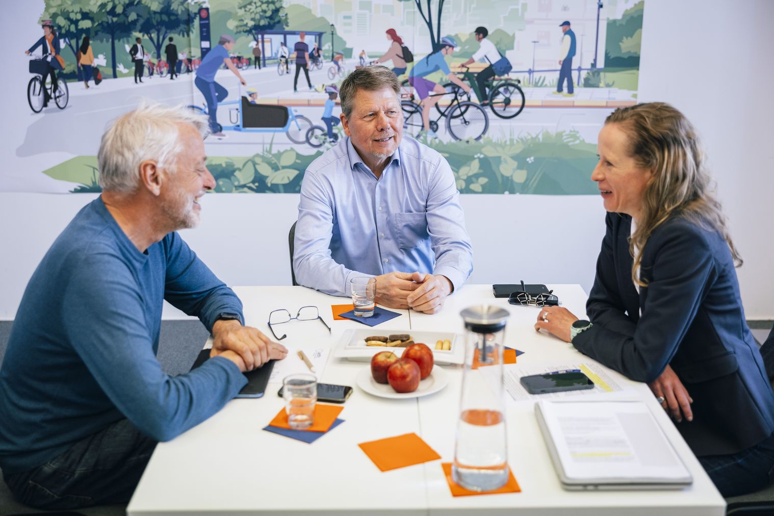 Frank Masurat, Dr. Joachim Lohse und Dr. Caroline Lodemann (v. l. n. r.) diskutieren die ADFC-Vision Fahrradland-Plus.