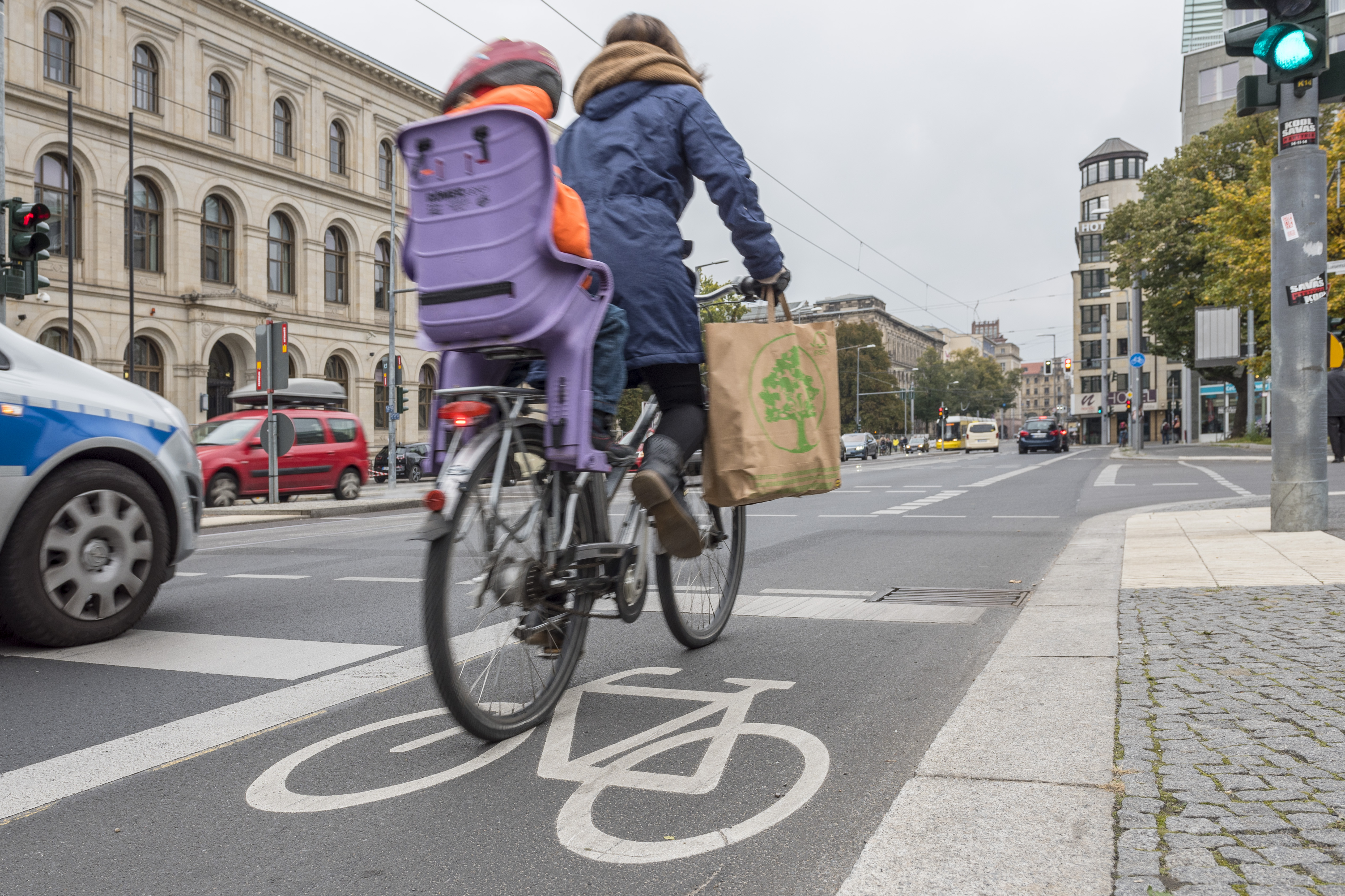 Fahrradfahren in der Stadt. Hier: Invalidenstraße, Berlin-Mitte.