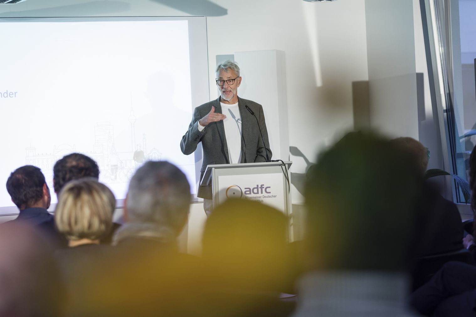 Der ADFC-Bundesvorsitzende Frank Masuart betonte auf dem Einweihungsempfang der neuen Räume der ADFC-Bundesgeschäftsstelle, das enorme Potenzial, dass der Radverkehr in Deutschland für den gesellschaftlichen Zusammenhalt habe. 