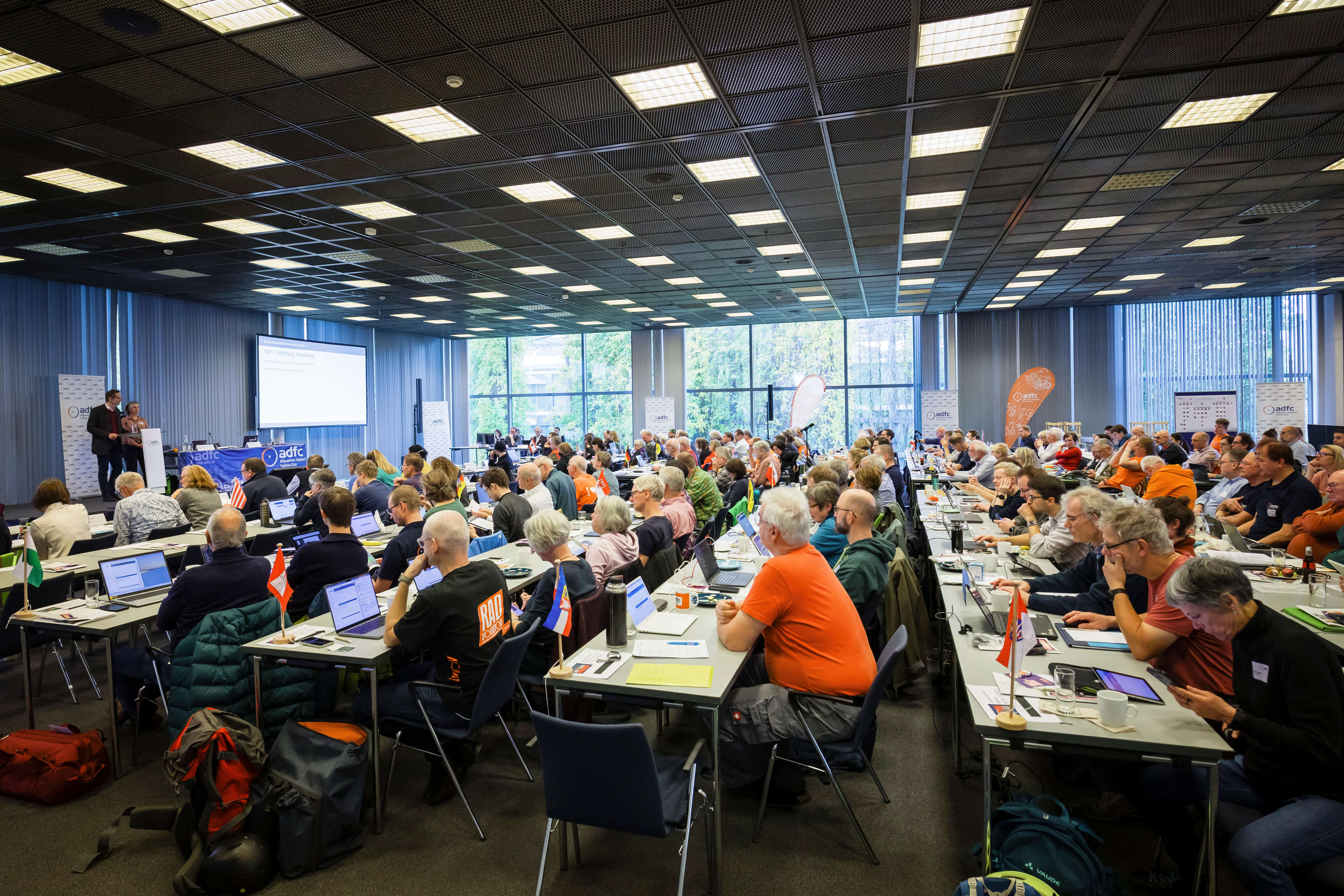 Der Sitzungssaal der ADFC-Bundeshauptversammlung 2023.