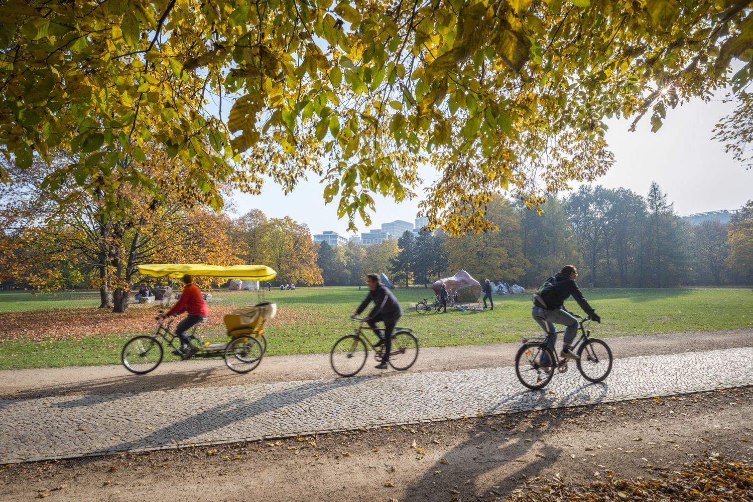 Radfahren im Herbst hat seine eigenen Reize und Herausforderungen.