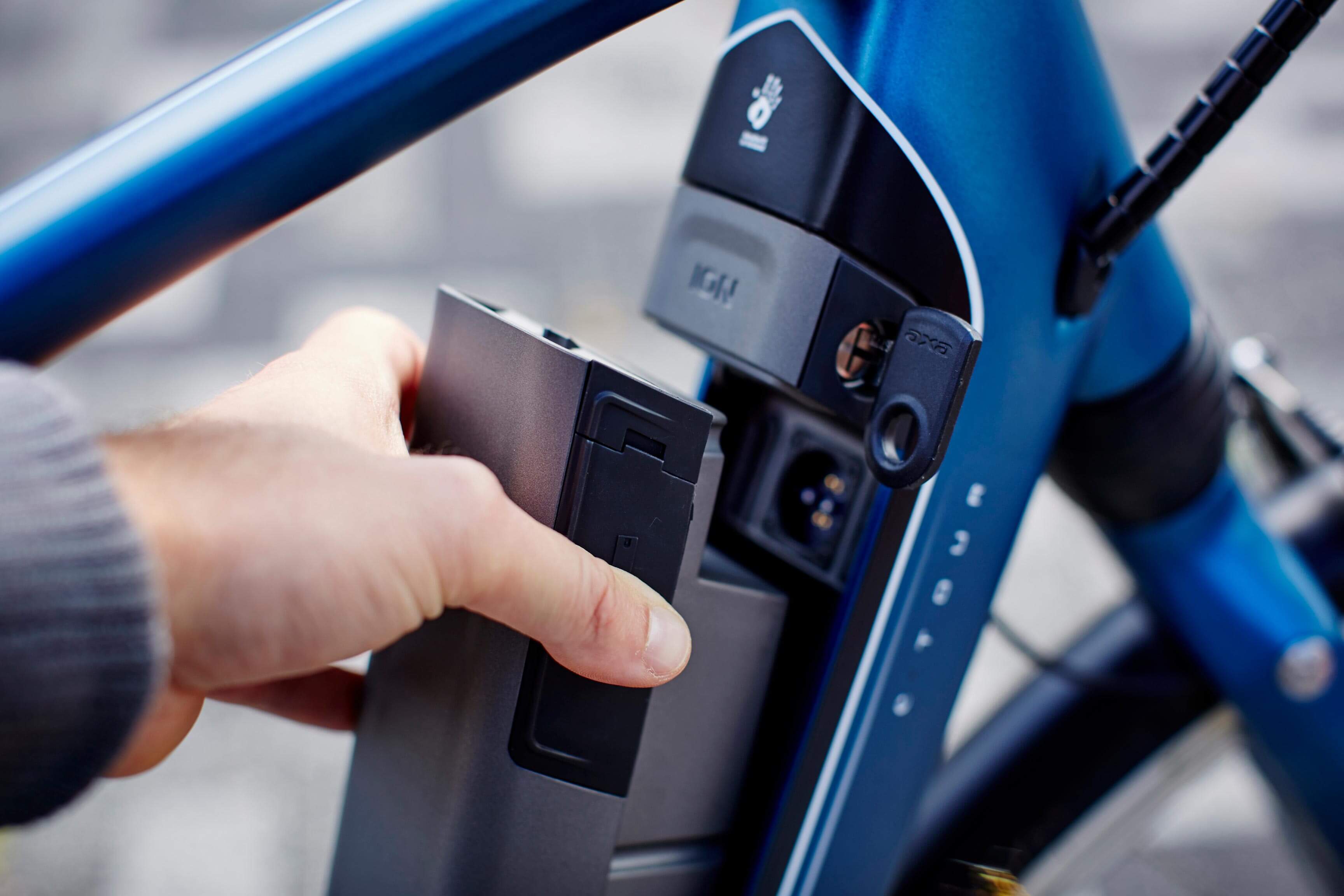 Den Akku zum Aufladen herausnehmen