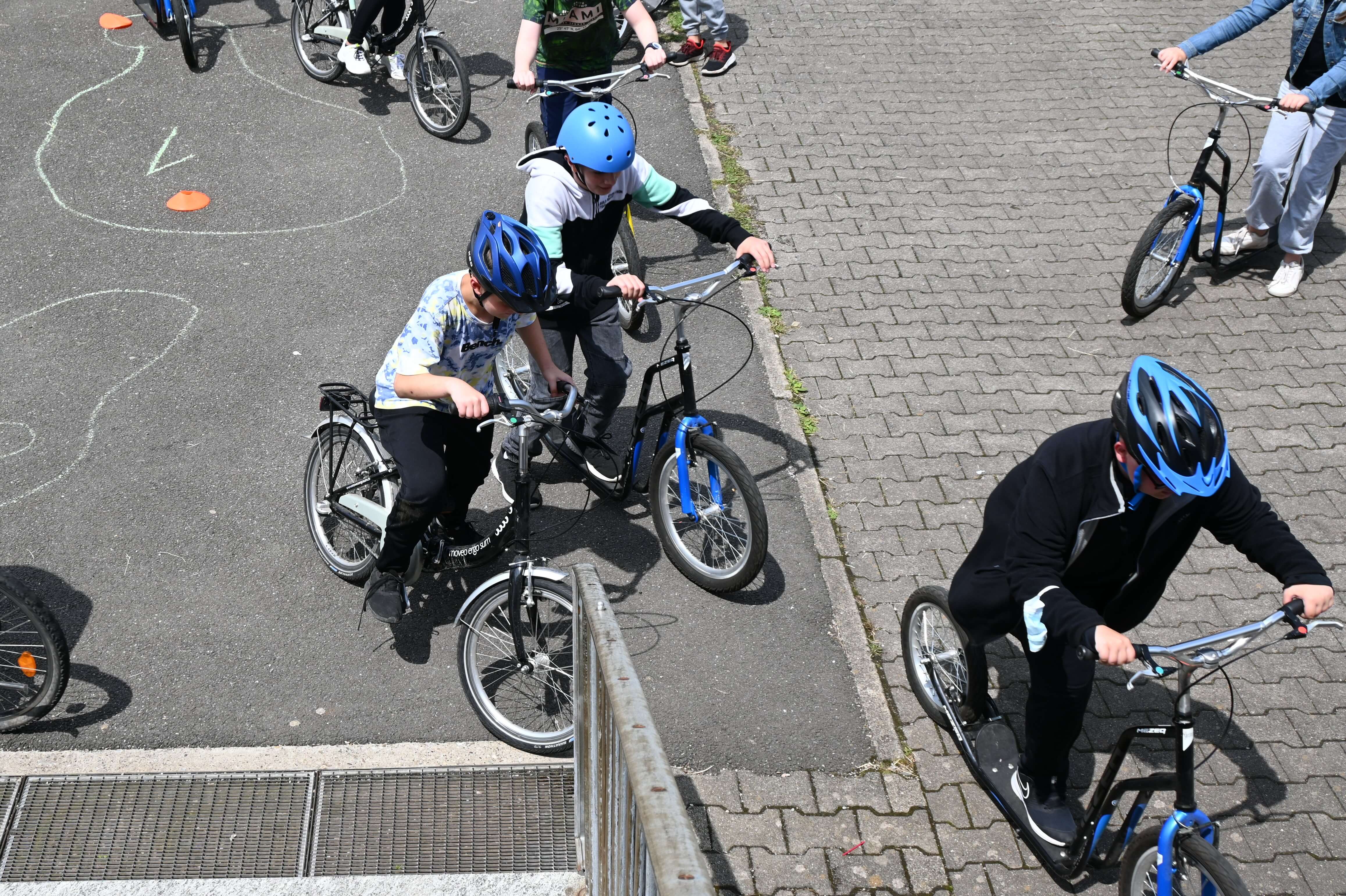 Eine Gruppe von Kindern auf dem Fahrrad.