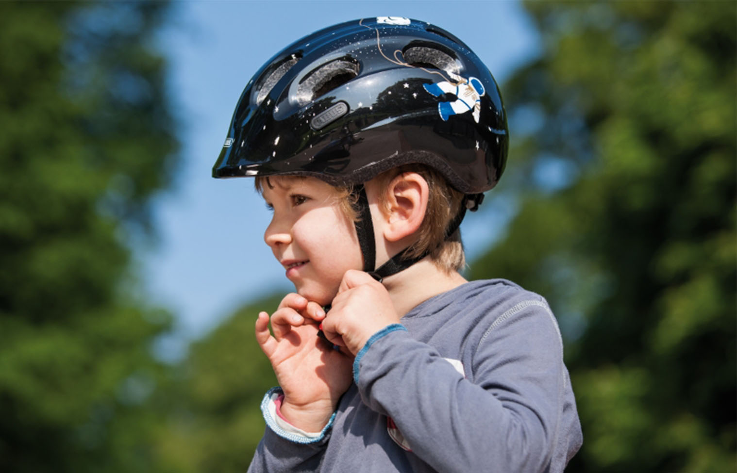 Ein Fahrradhelm muss dem Kind richtig passen und es muss wissen, wie es den Helm richtig aufsetzt und schließt.