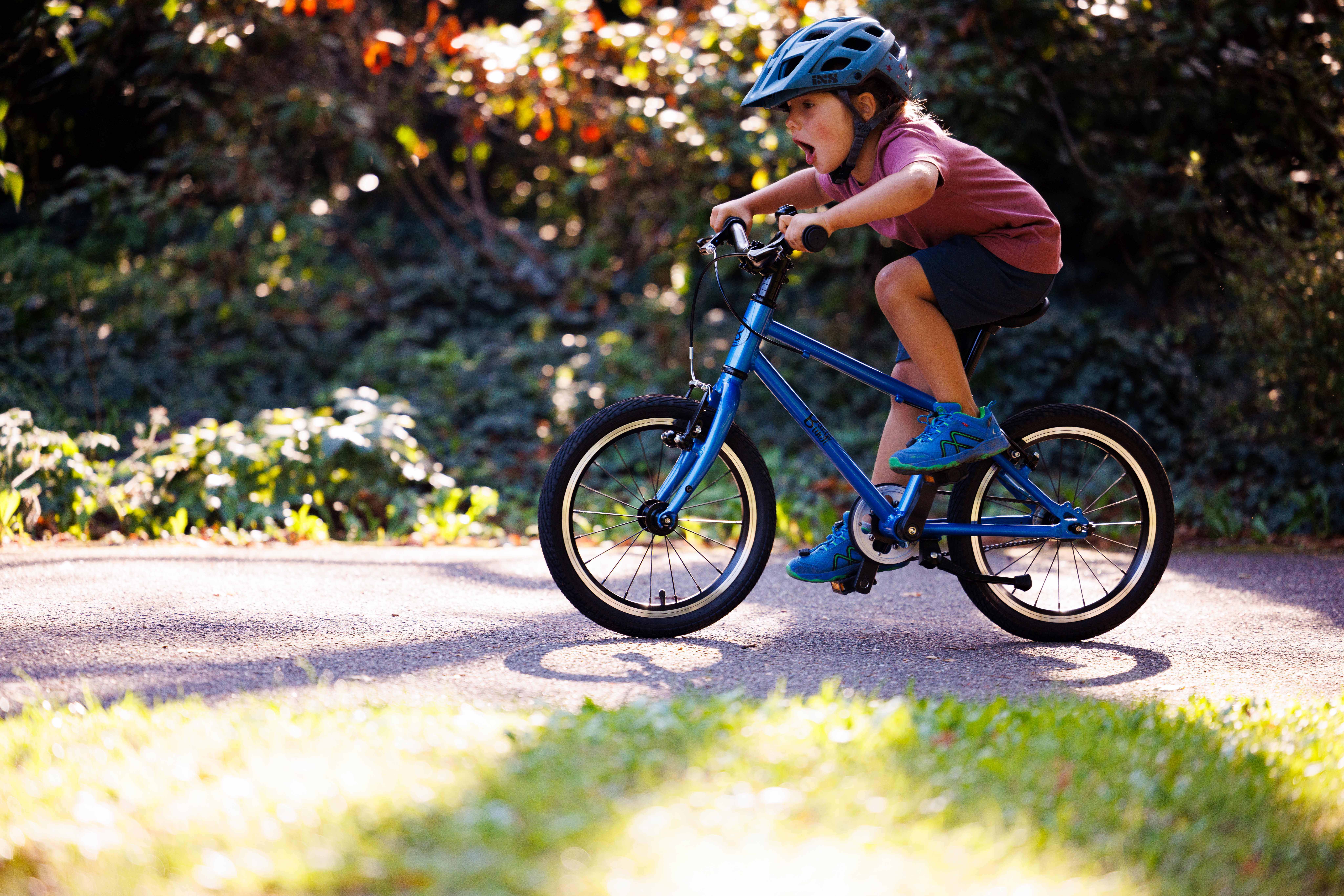 Ein kleines Kind fährt auf einem Fahrrad.