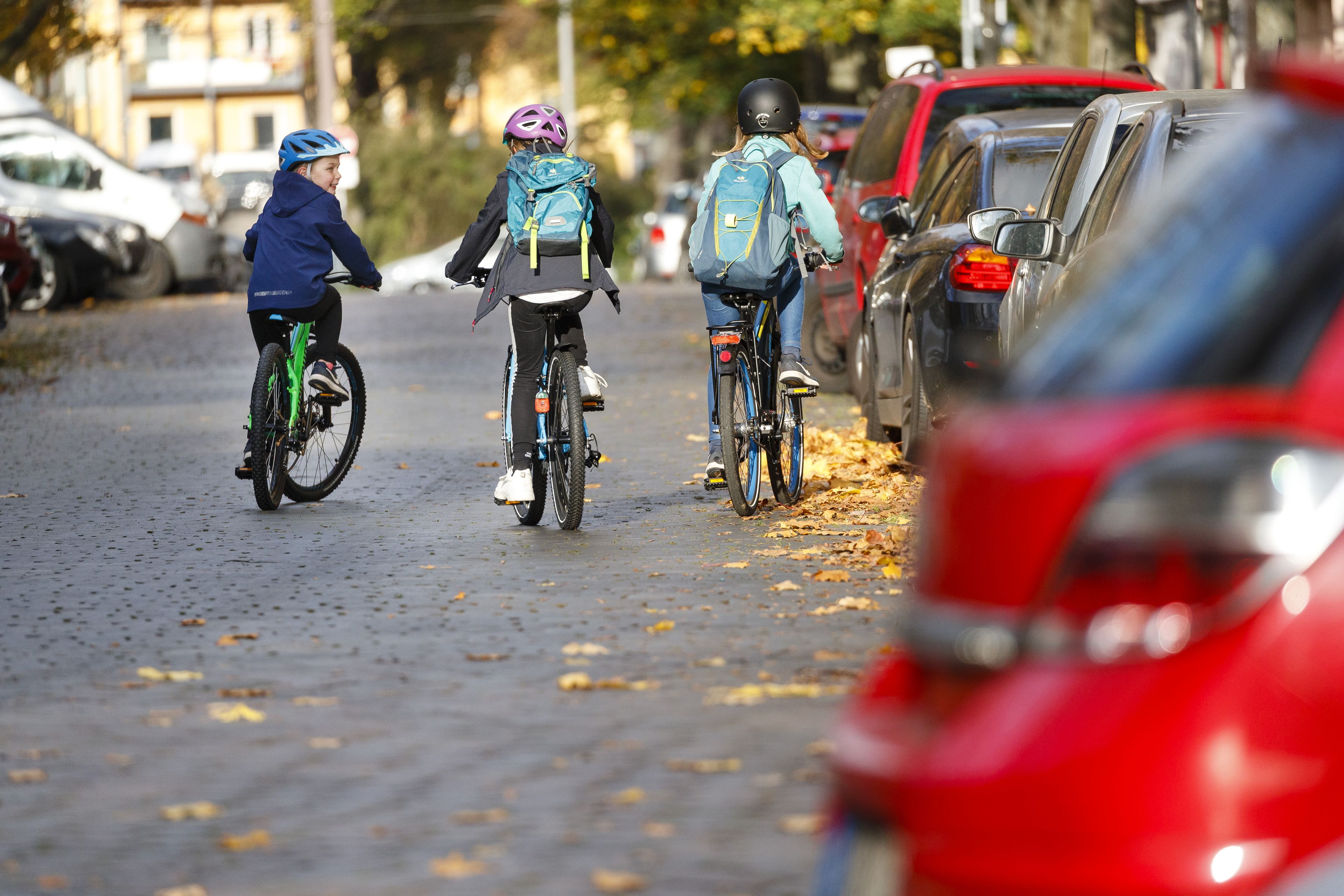 Mädchen auf dem Schulweg per Fahrrad
