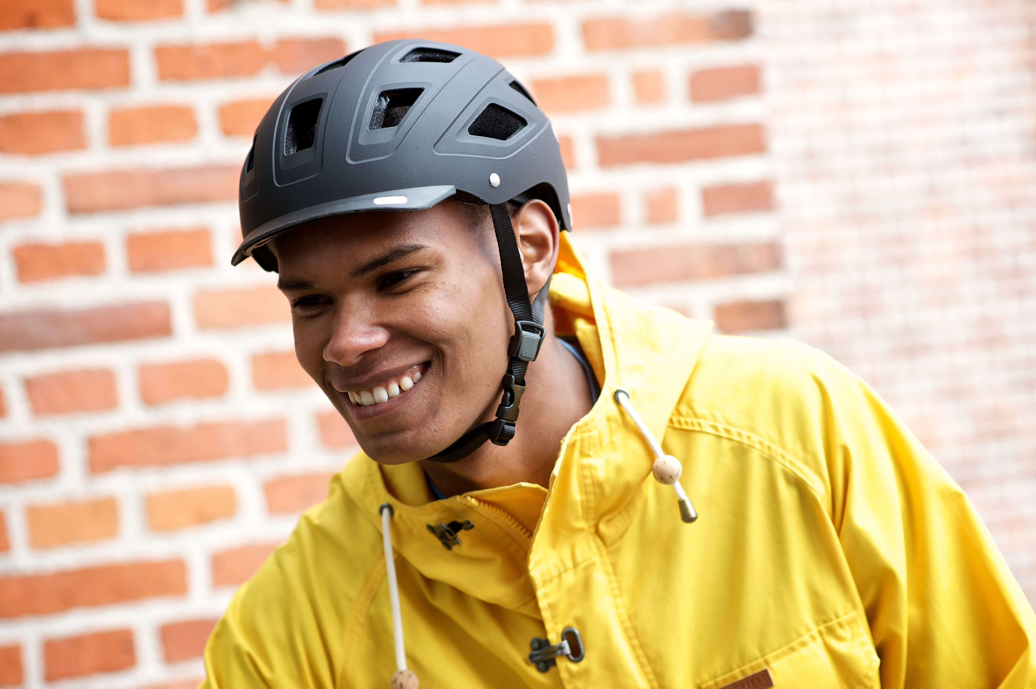 Sicher und gut gelaunt mit dem Helm unterwegs