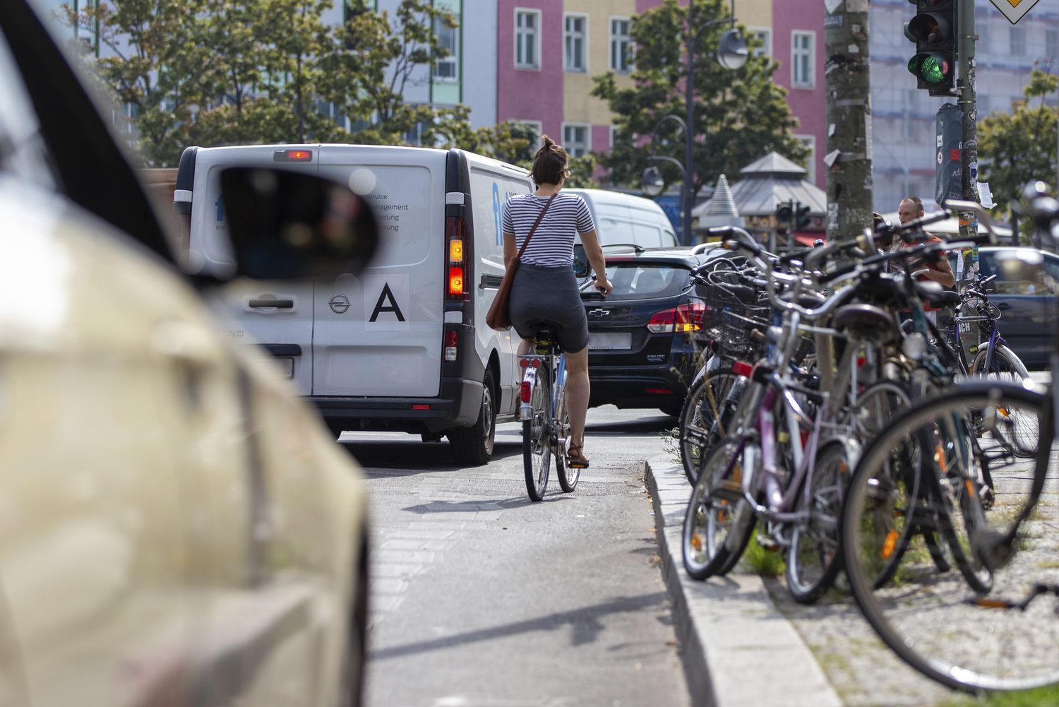 Radfahrerin auf Fahrbahn, bedrängt von Kfz.
