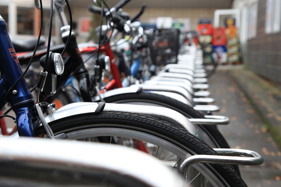 Eine Fahrradabstellanlage mit mehreren geparkten Fahrrädern. 