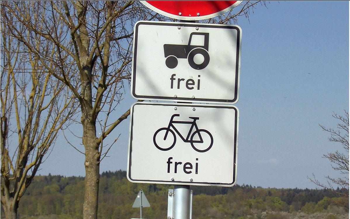 Verkehrsschilder "Traktor frei" und "Fahrrad frei"