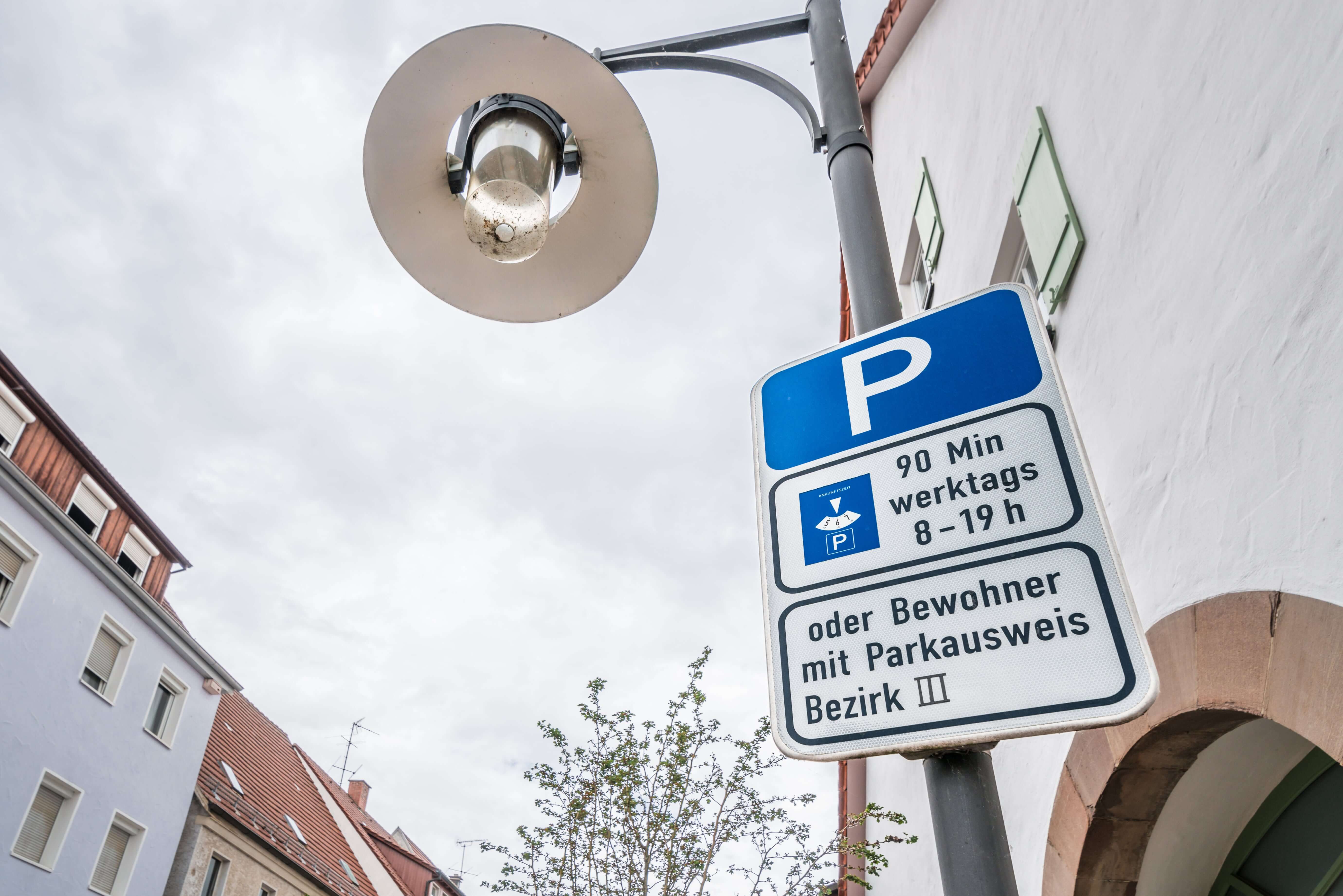 Parkschild mit Zeitbeschränkung