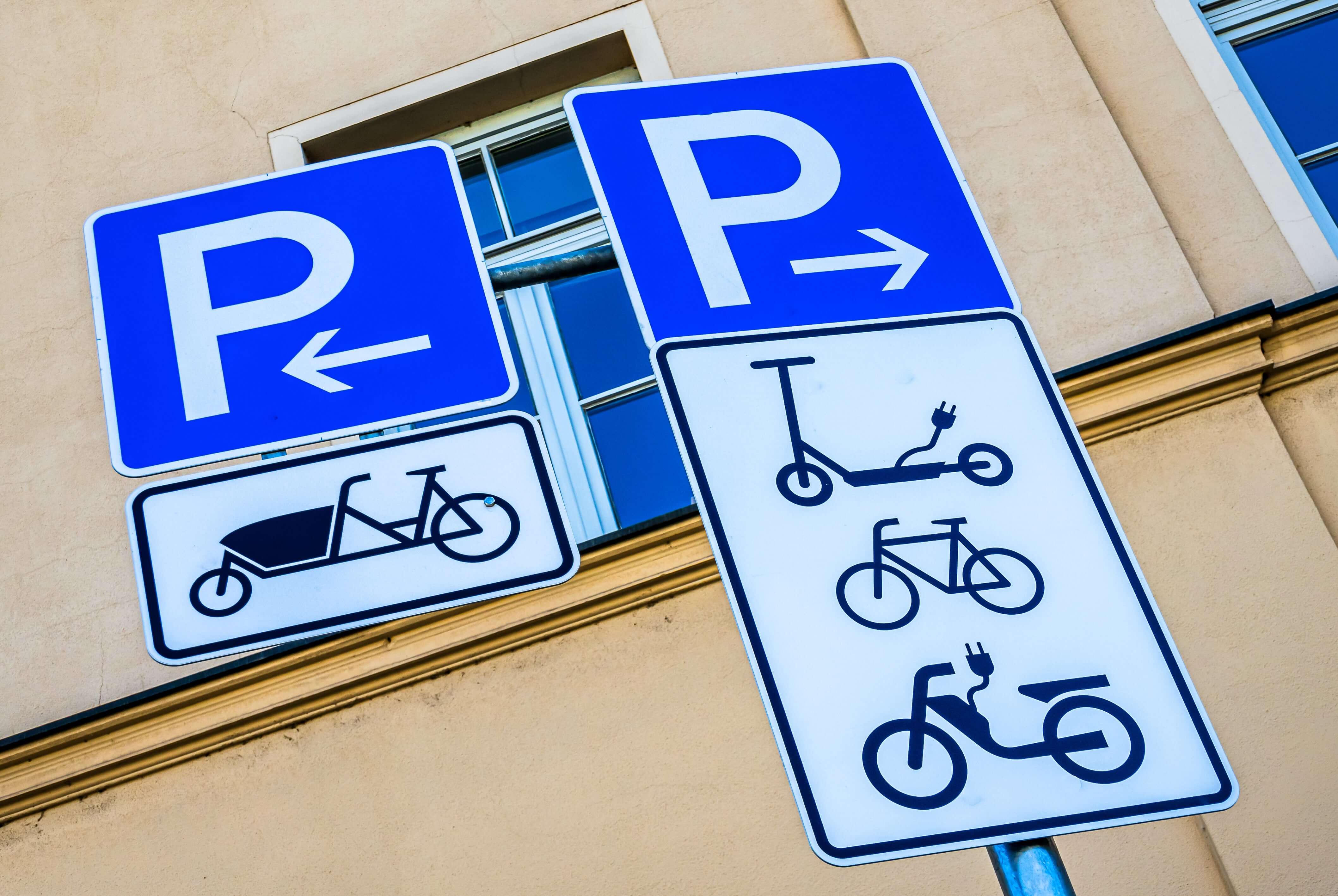 Parkschilder für spezielle Parkbereiche: Lastenfahrrad, E-Scooter, klassische Fahrräder und E-Mopeds/E-Roller