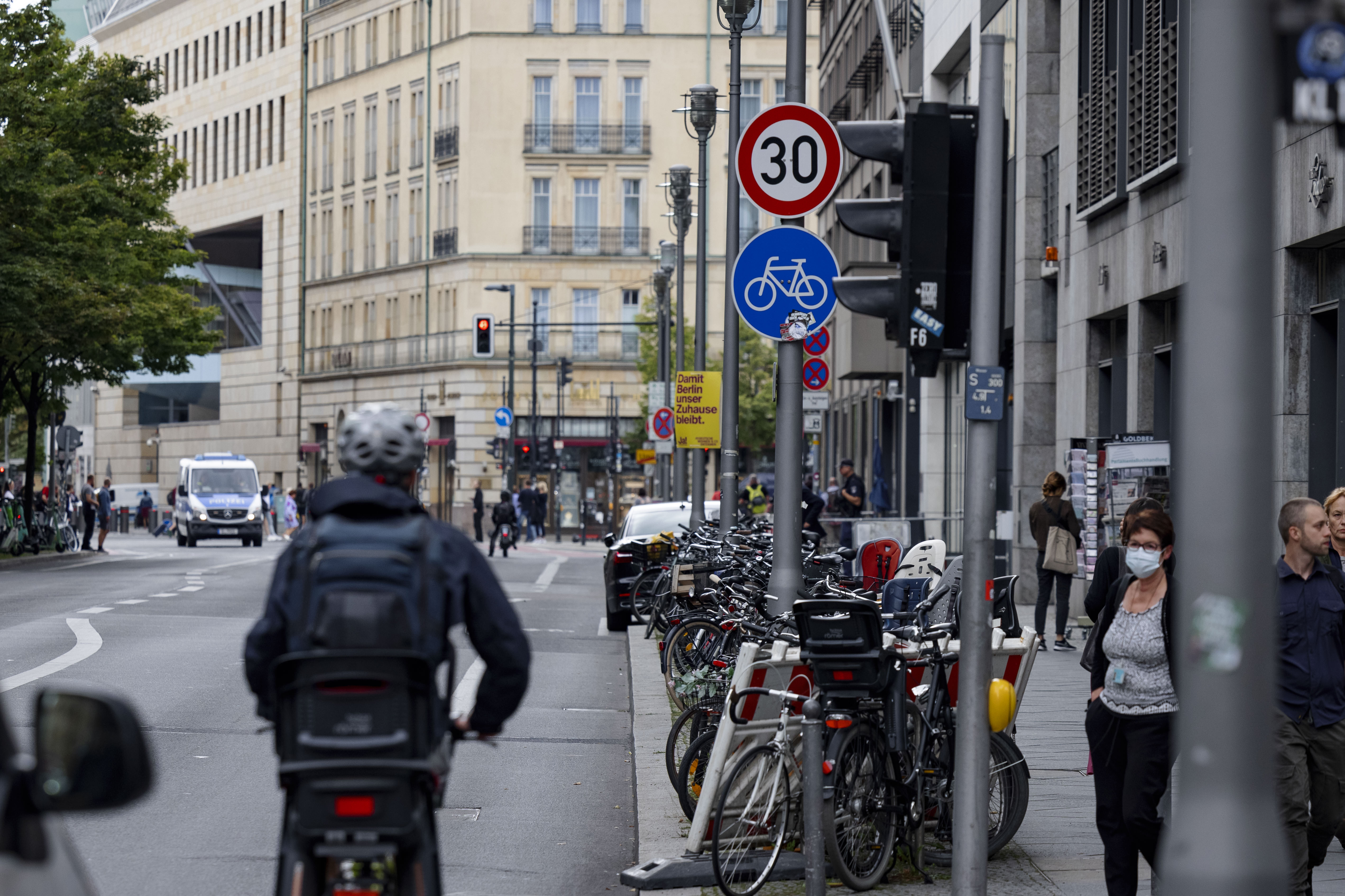 Städtische Verkehrsszene mit Fahrradinfrastruktur