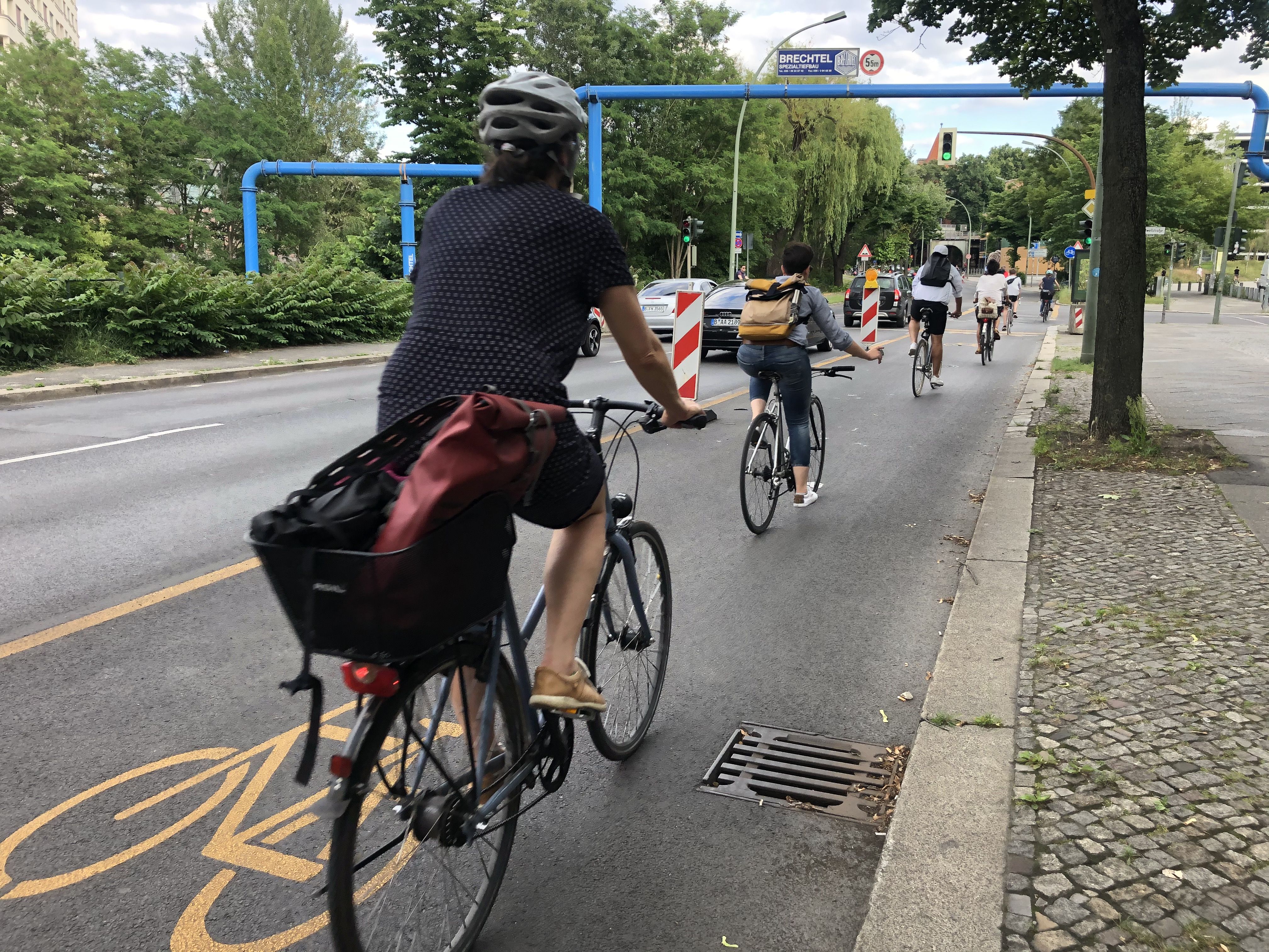 Schnellbauelement geschützter Radfahrstreifen (Pop-up-Radweg) mit Baken.