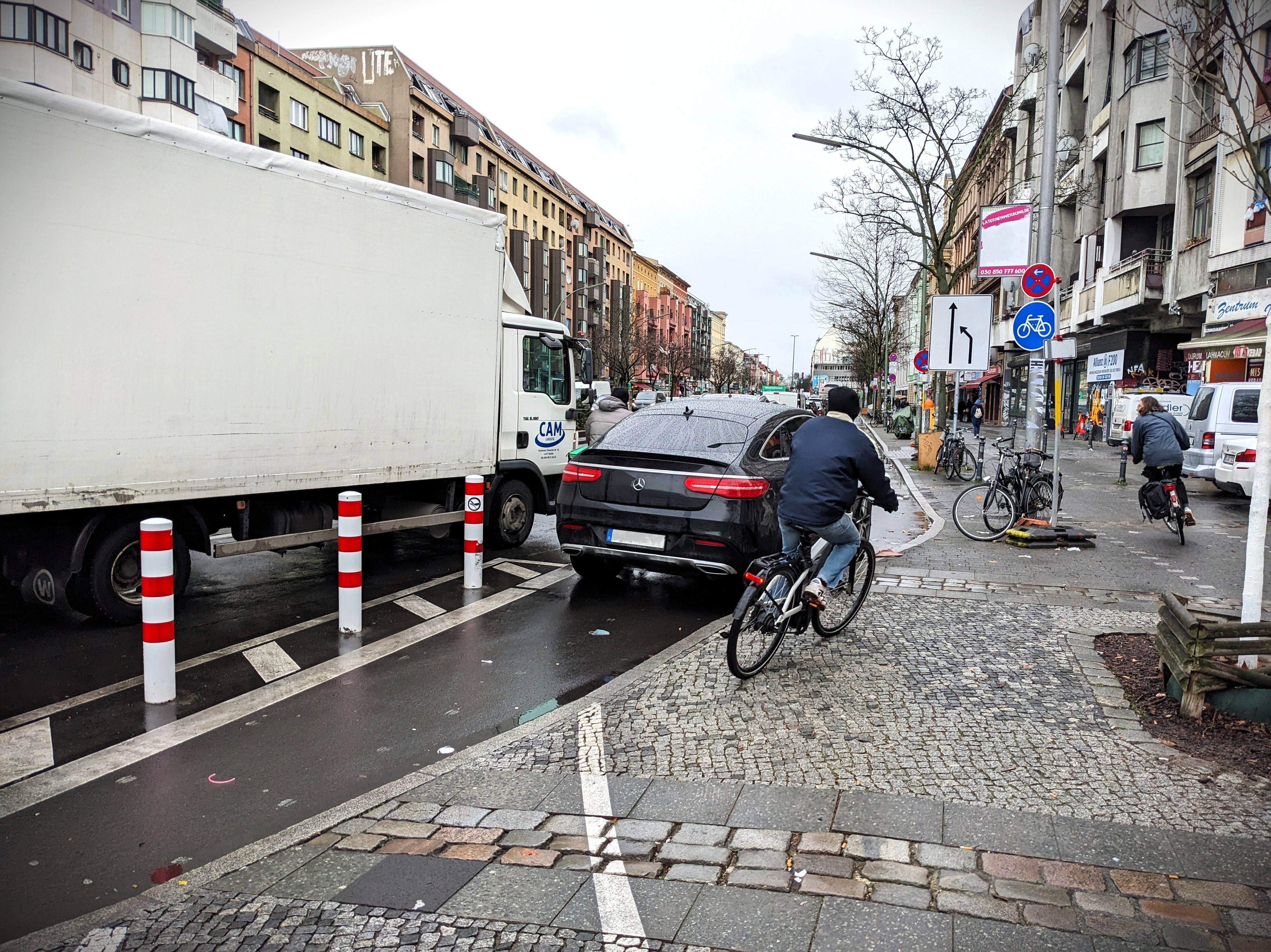 Zugeparkte Radwege tragen dazu bei, dass sich viele Radfahrende unsicher fühlen.