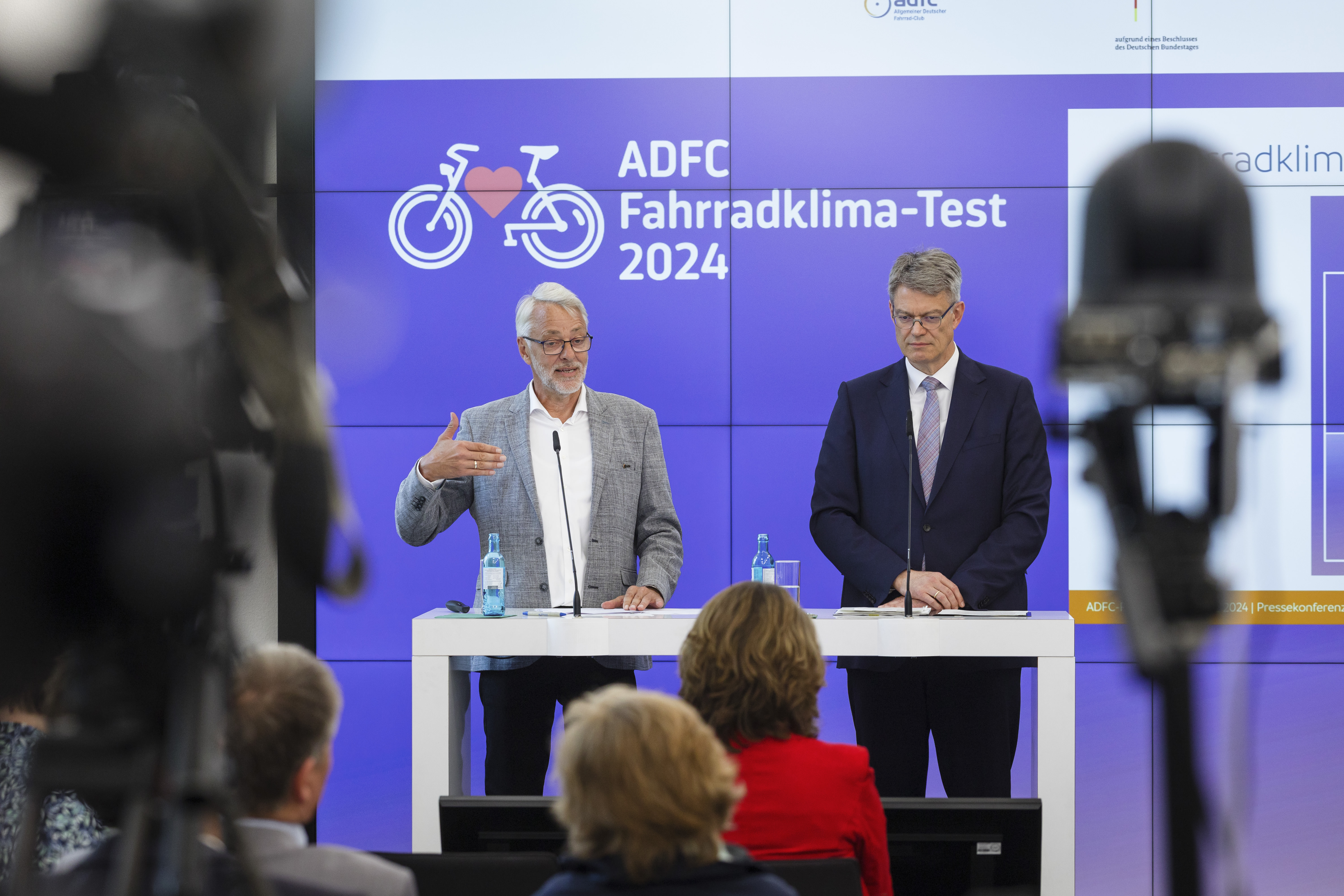 Pressekonferenz zum ADFC-Fahrradklima-Test 2024 am 17. Juni 2025. ADFC-Bundesvorsitzender Frank Masurat (l.) und Patrick Schnieder, Bundesminister für Verkehr (r.). 