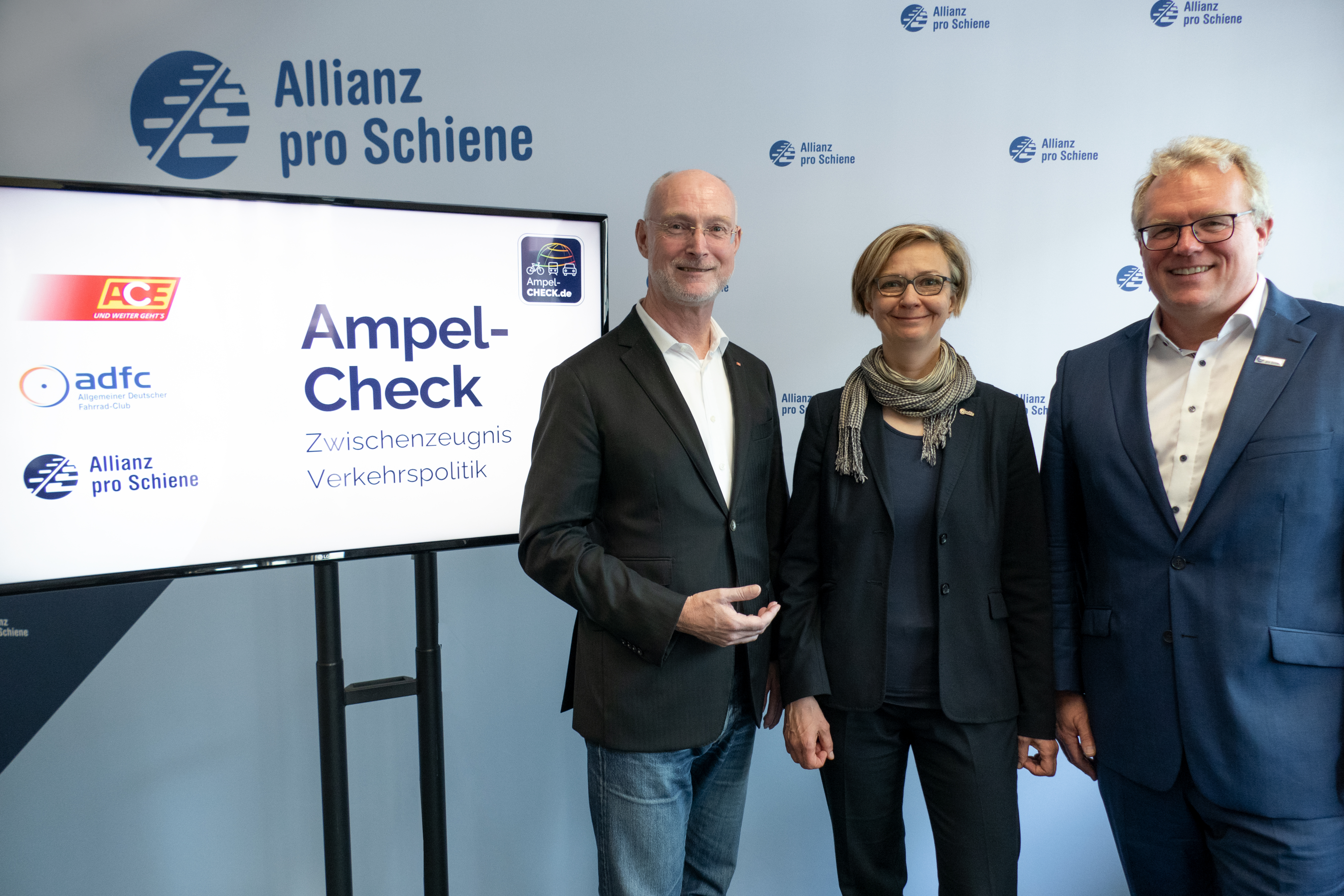 Stefan Heimlich vom ACE, Angela Kohls vom ADFC und Dirk Flege von der Allianz pro Schiene (v.l.) geben der Ampel-Koalition die Gesamtnote 4.