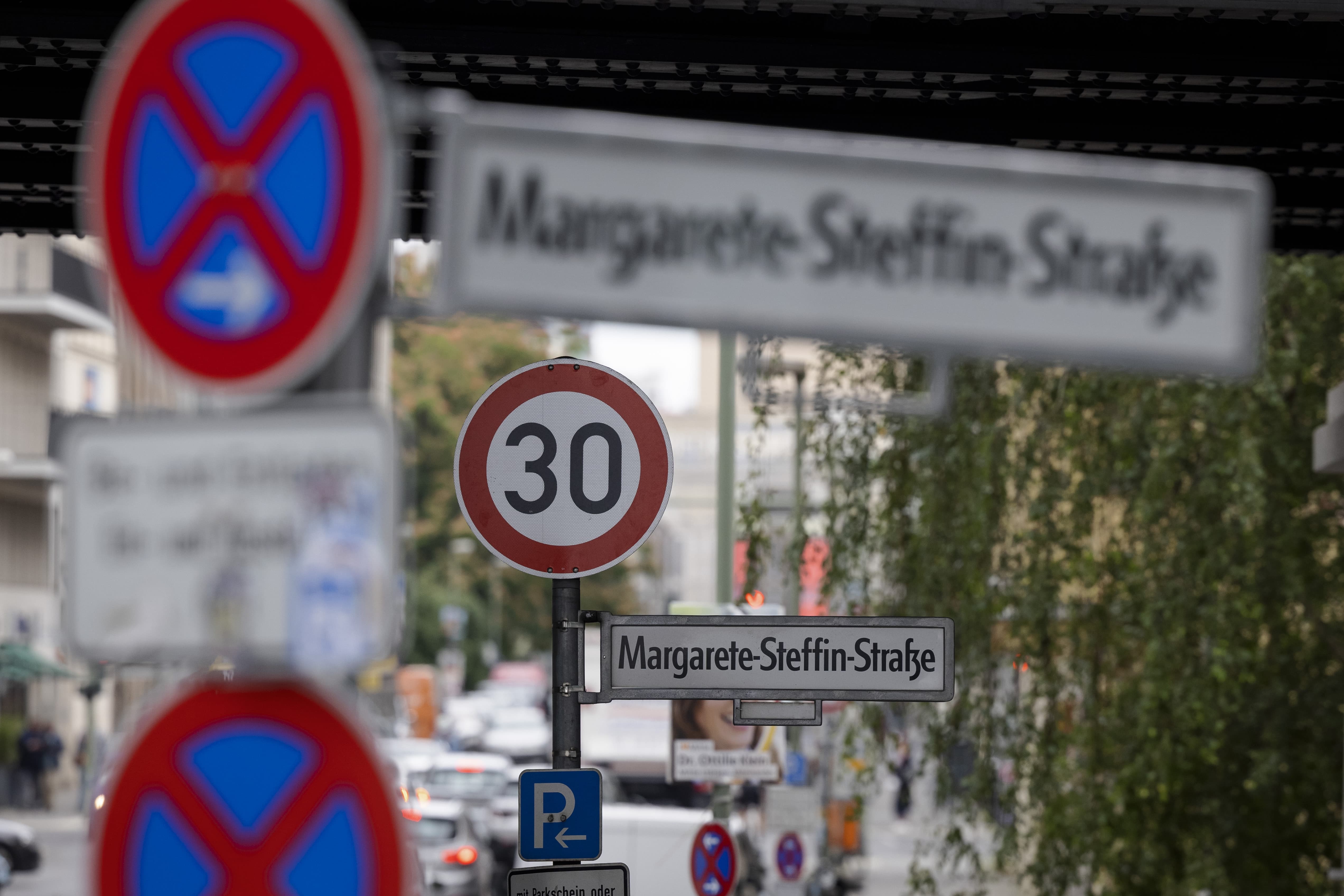 Tempo-30-Verkehrsschild an einer Berliner Straße mit Straßenschild „Margarete-Steffin-Straße“.