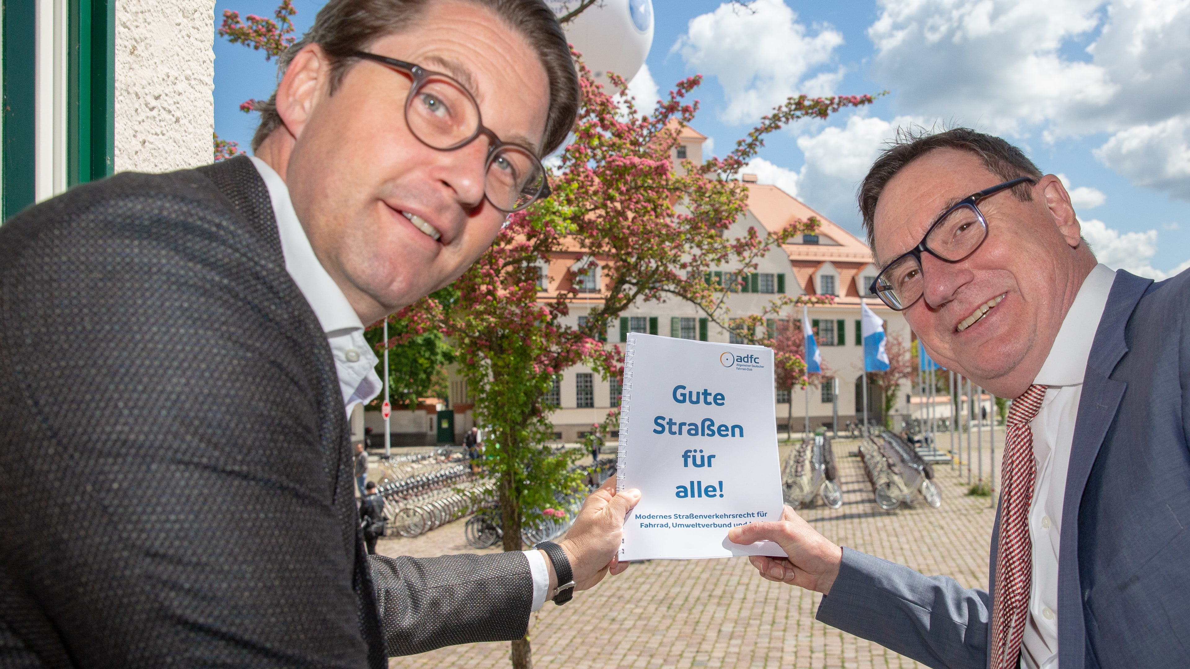 ADFC-Vorsitzender Ulrich Syberg übergibt Bundesminster Andreas Scheuer Gesetzesentwurf