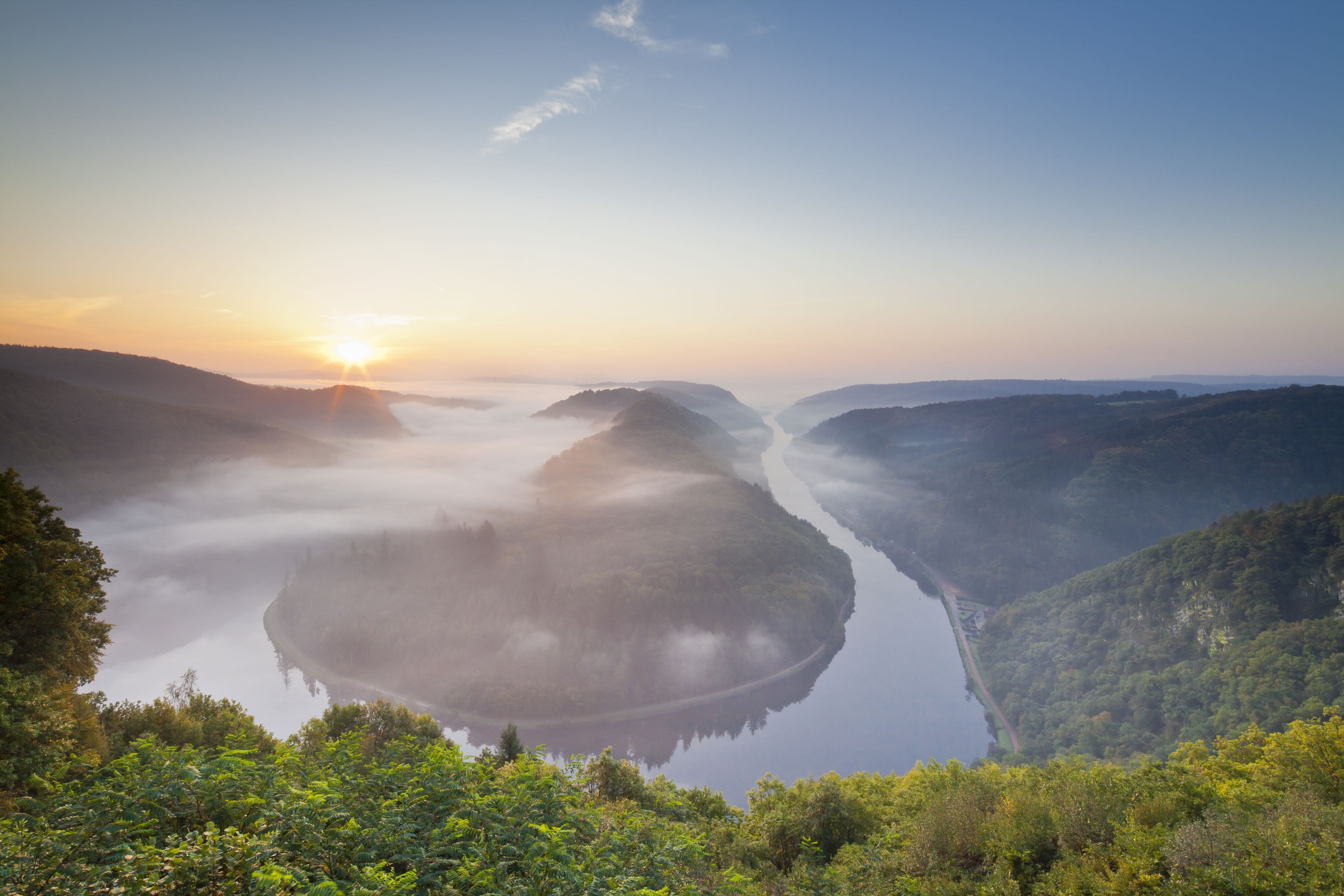 Aussicht auf die Flussschleife der Saar in herbstlicher Landschaft