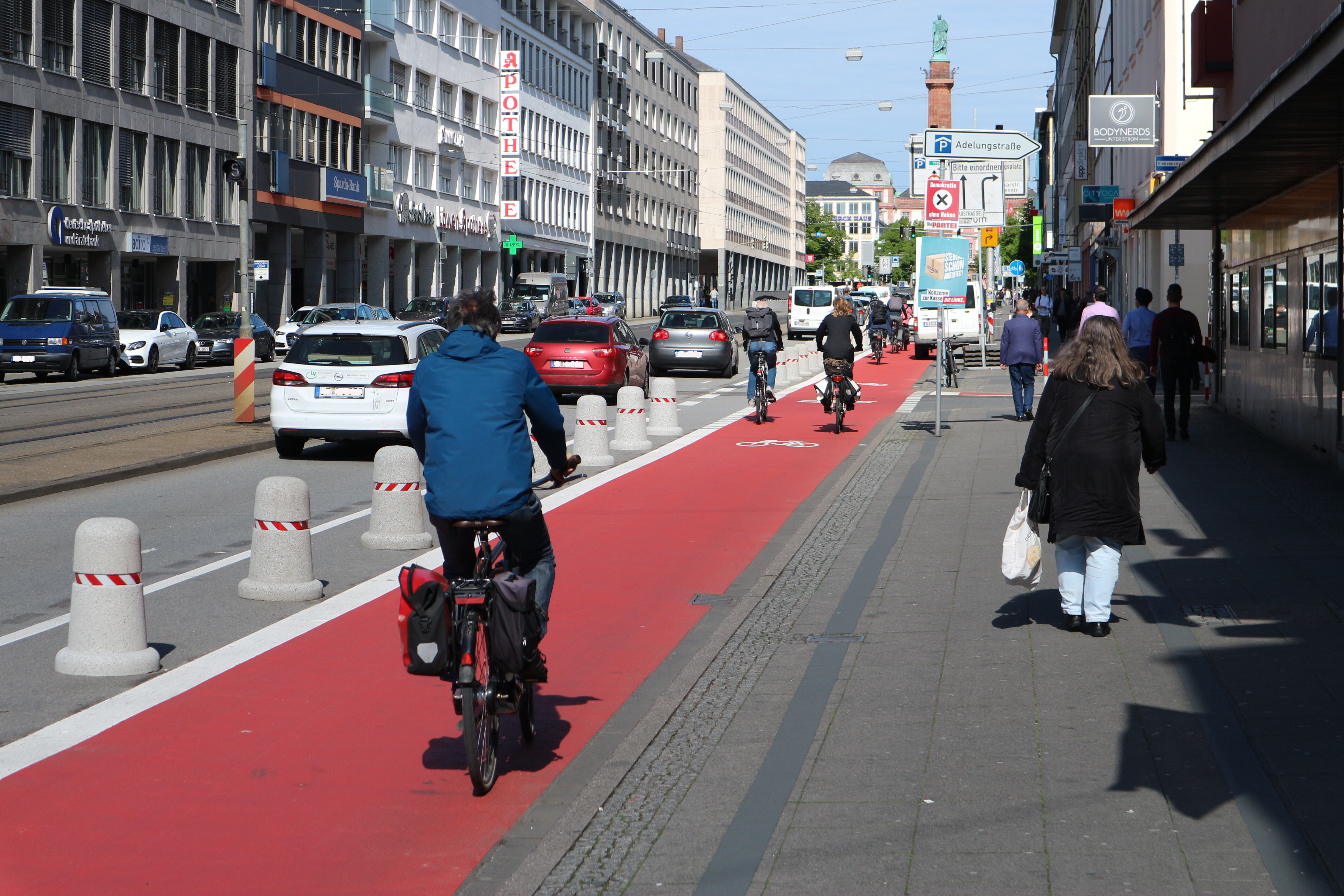 Geschützter Radfahrstreifen in Darmstadt Rheinstraße.